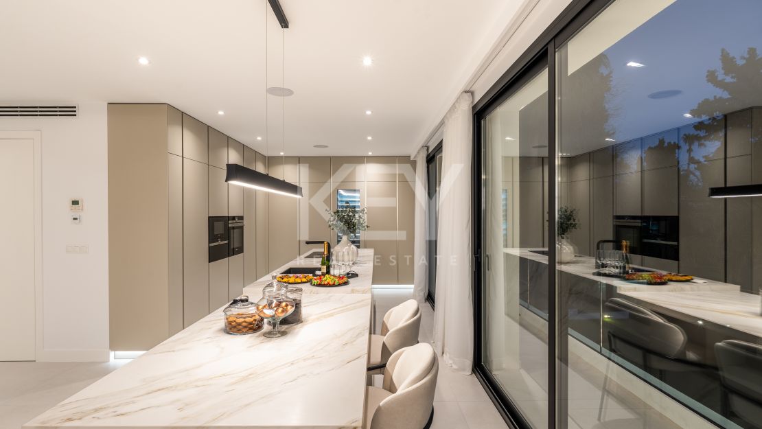 Villa llave en mano con piscina climatizada e interiores de diseño en Marbesa, Marbella Este