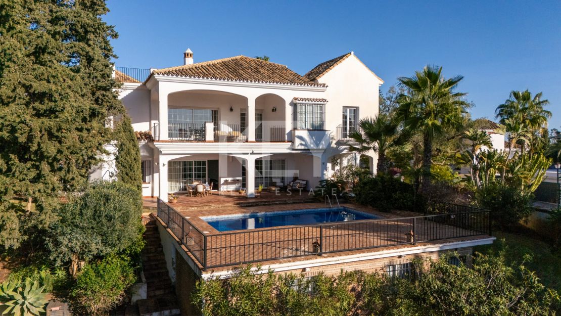 Impresionante villa tradicional con impresionantes vistas al mar en la comunidad cerrada de El Rosario, Marbella Este