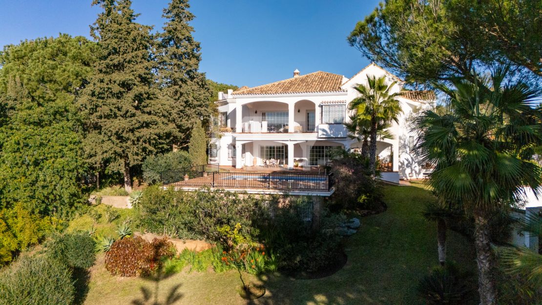 Stunning traditional villa with breathtaking sea views in gated community of El Rosario, Marbella East