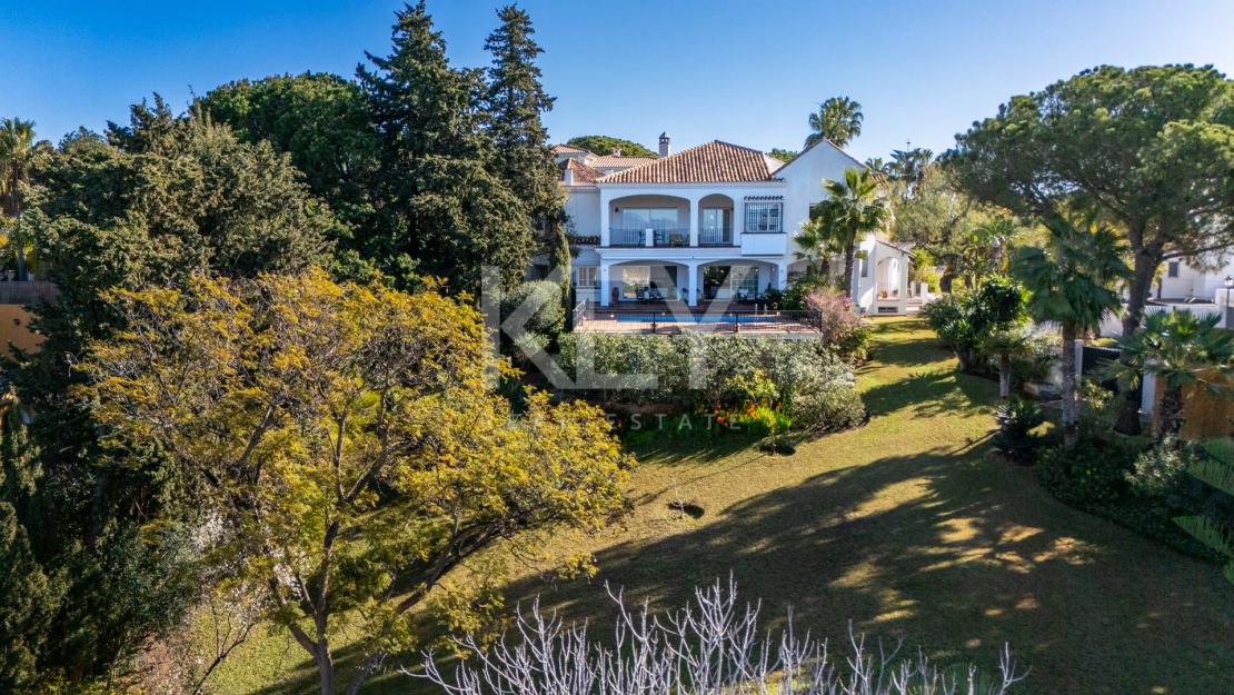 Stunning traditional villa with breathtaking sea views in gated community of El Rosario, Marbella East