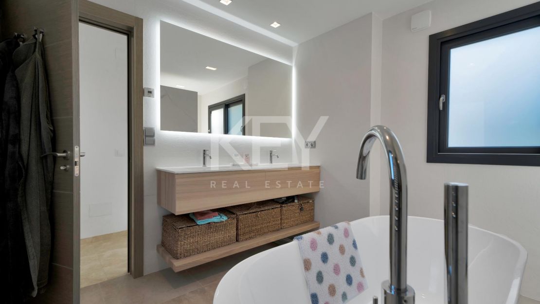 Новая роскошная вилла – уединение и панорамные виды в Монте Майор, Бенахавис