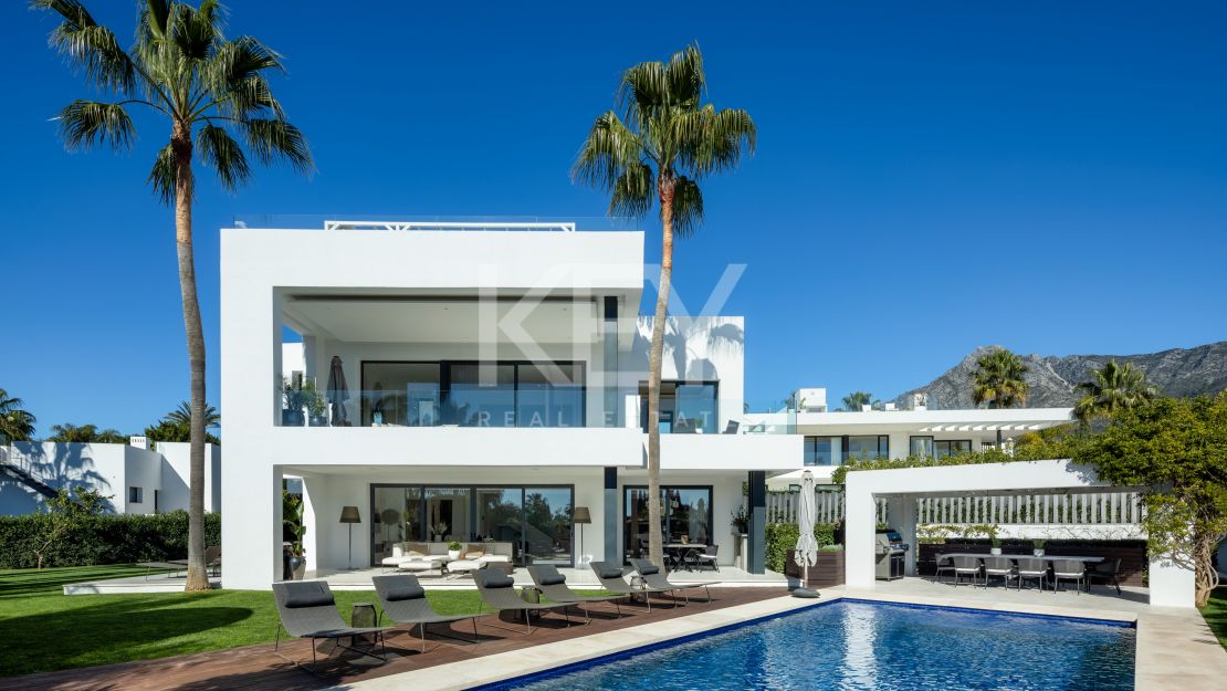 Villa de lujo contemporánea exclusiva con Spa privado en Altos de Puente Romano, Milla de Oro de Marbella