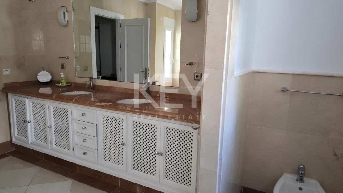 Villa excepcional con vistas panorámicas en Río Real, Marbella