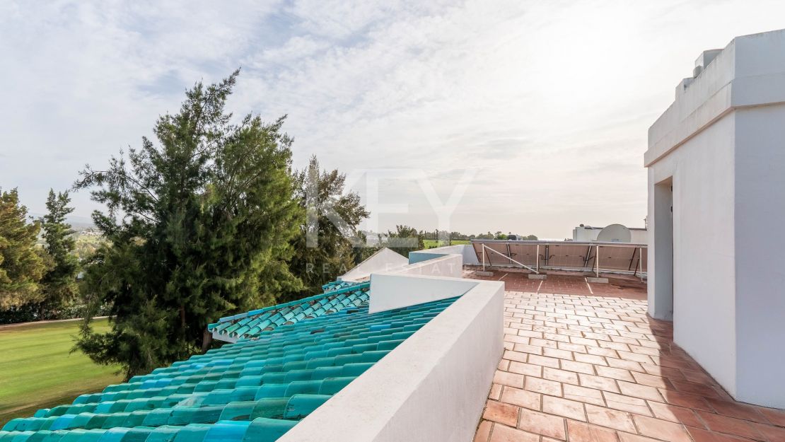 Элегантный двухквартирный дом с частным бассейном и возможностью расширения в Ла Кинта, Бенахавис