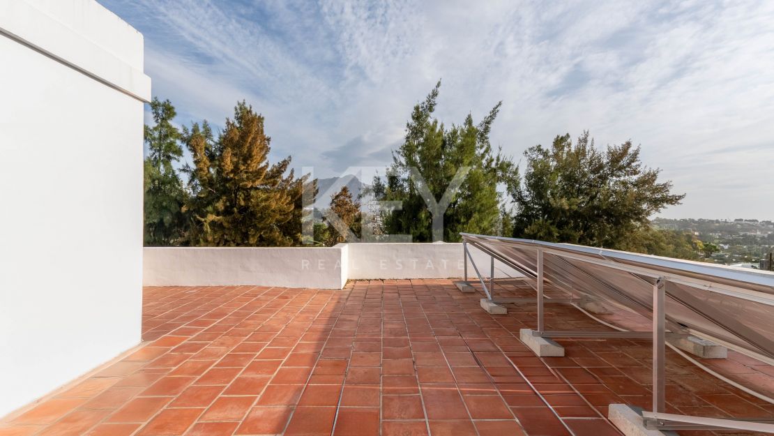 Элегантный двухквартирный дом с частным бассейном и возможностью расширения в Ла Кинта, Бенахавис