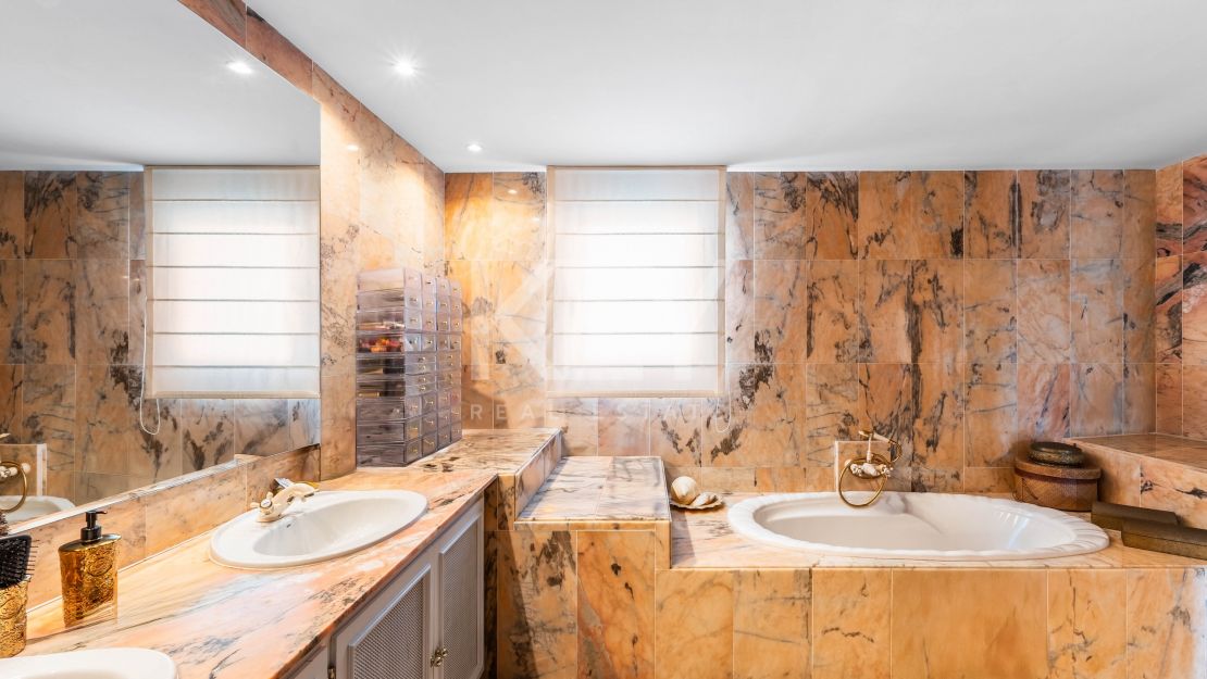 Элегантный двухквартирный дом с частным бассейном и возможностью расширения в Ла Кинта, Бенахавис