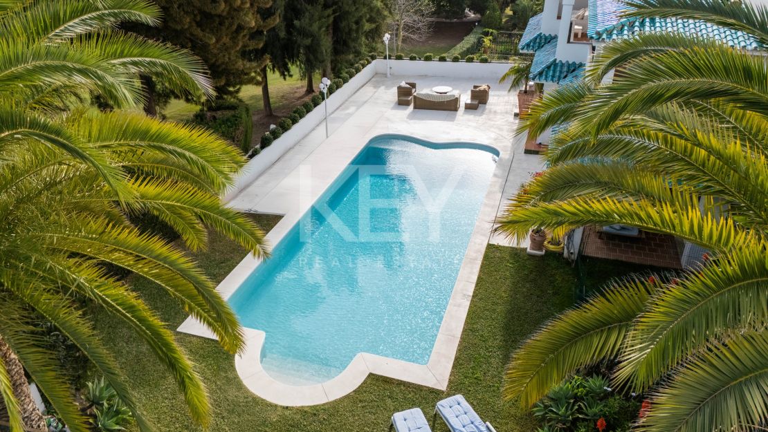 Элегантный двухквартирный дом с частным бассейном и возможностью расширения в Ла Кинта, Бенахавис