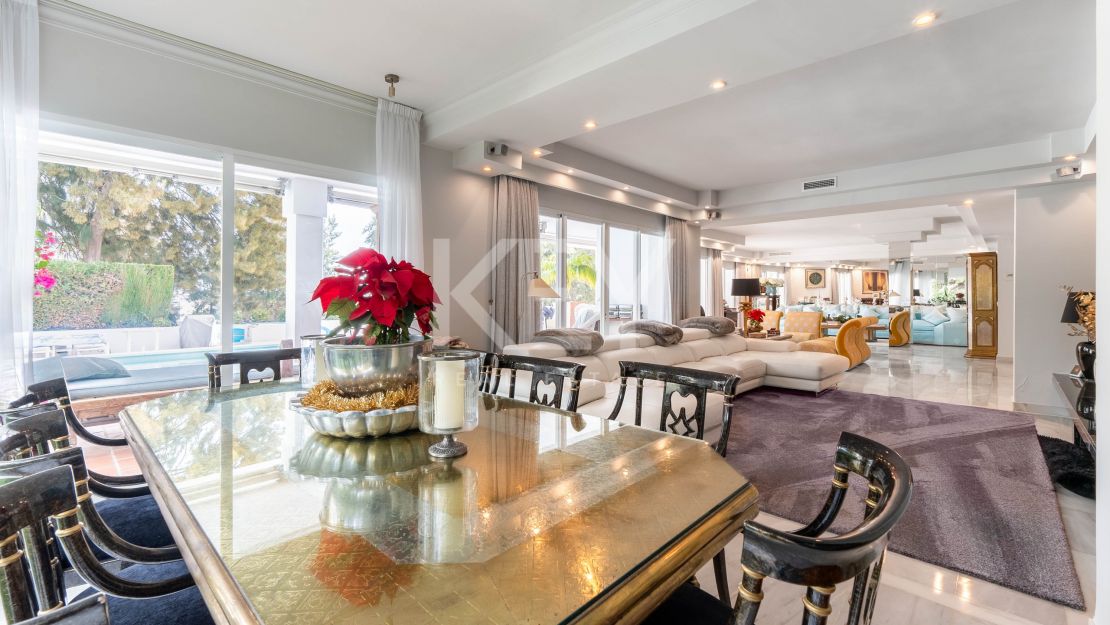 Элегантный двухквартирный дом с частным бассейном и возможностью расширения в Ла Кинта, Бенахавис