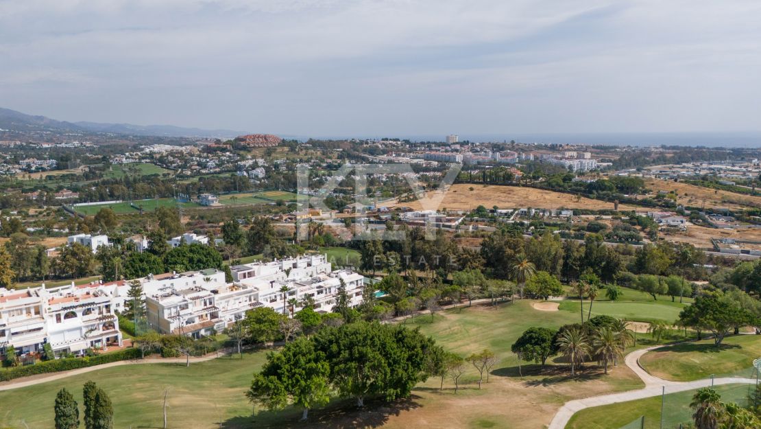 Элегантный двухквартирный дом с частным бассейном и возможностью расширения в Ла Кинта, Бенахавис