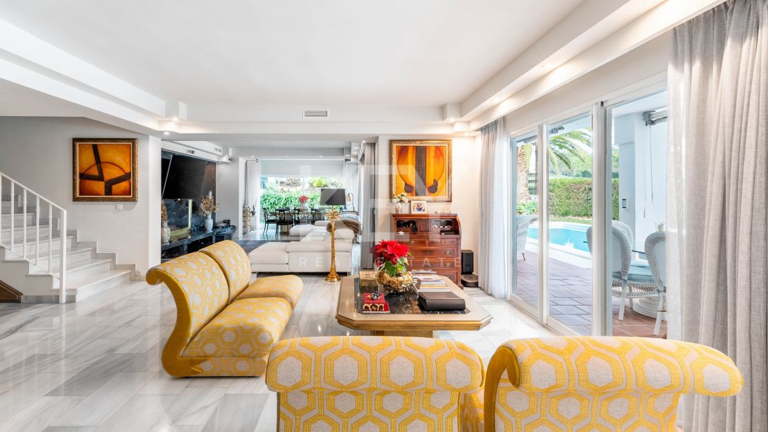 Элегантный двухквартирный дом с частным бассейном и возможностью расширения в Ла Кинта, Бенахавис