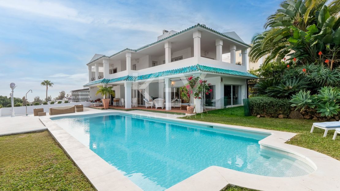 Elegante casa adosada con piscina privada y potencial de expansión en La Quinta, Benahavís