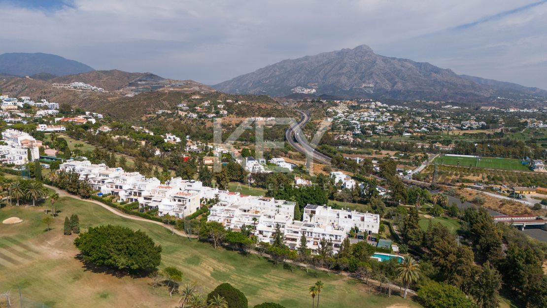 Элегантный двухквартирный дом с частным бассейном и возможностью расширения в Ла Кинта, Бенахавис