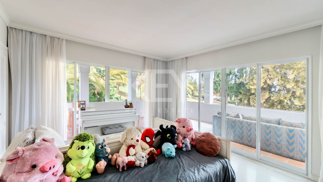 Элегантный двухквартирный дом с частным бассейном и возможностью расширения в Ла Кинта, Бенахавис