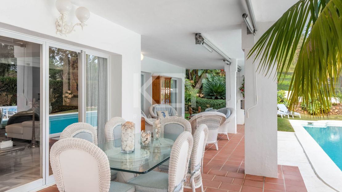 Элегантный двухквартирный дом с частным бассейном и возможностью расширения в Ла Кинта, Бенахавис