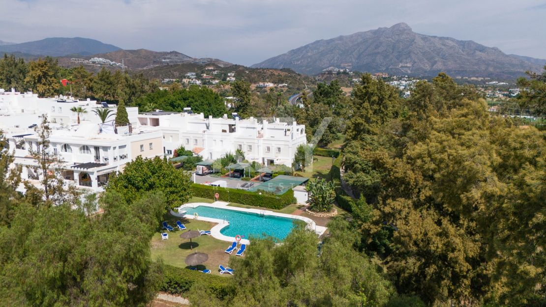 Элегантный двухквартирный дом с частным бассейном и возможностью расширения в Ла Кинта, Бенахавис