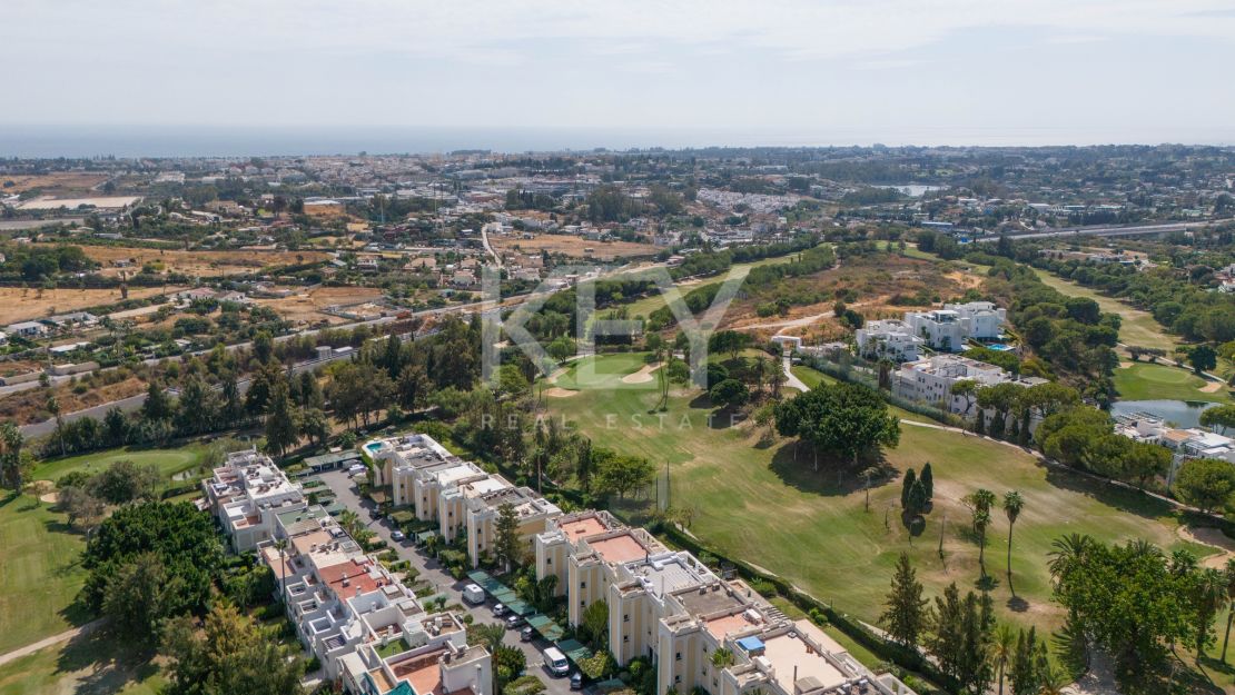 Элегантный двухквартирный дом с частным бассейном и возможностью расширения в Ла Кинта, Бенахавис