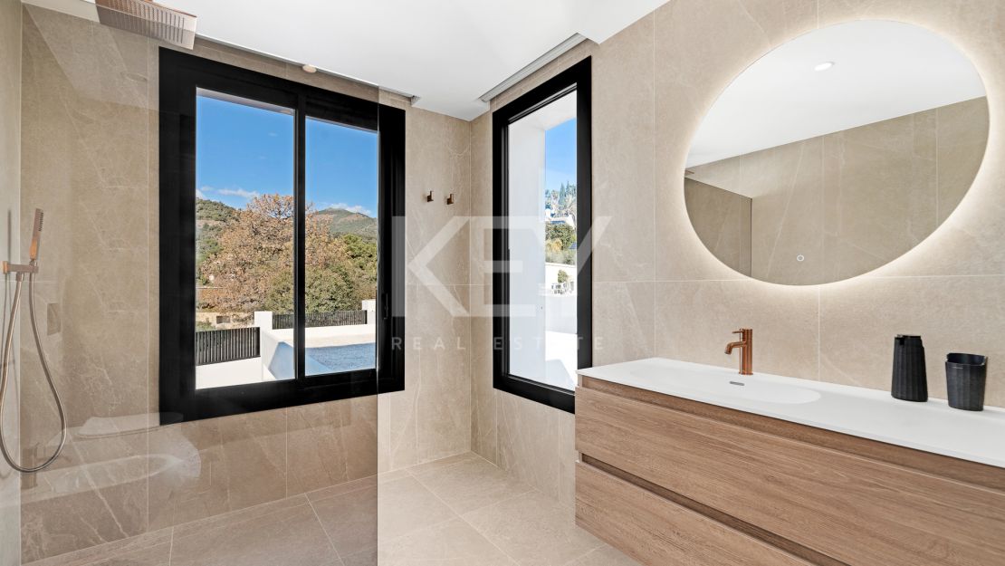 Sophisticated contemporary villa with panoramic views in El Madroñal, Benahavís