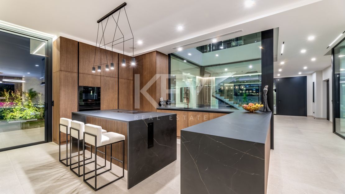 Sophisticated contemporary villa with panoramic views in El Madroñal, Benahavís