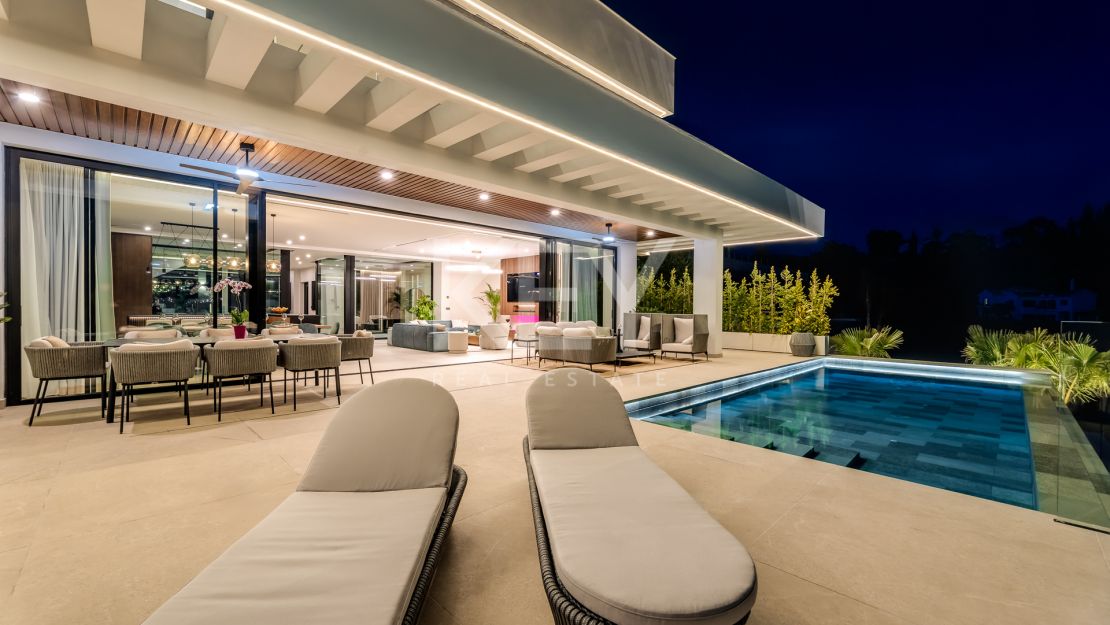 Современная изысканная вилла с панорамным видом в Эль-Мадроньяле, Бенахавис