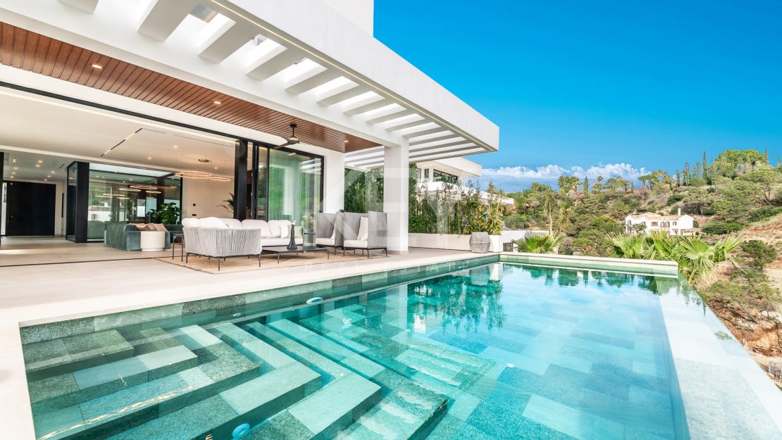 Современная изысканная вилла с панорамным видом в Эль-Мадроньяле, Бенахавис