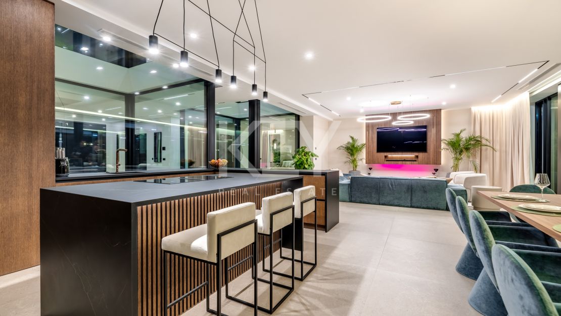 Современная изысканная вилла с панорамным видом в Эль-Мадроньяле, Бенахавис