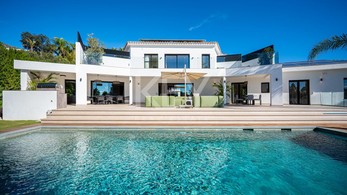 Luxurious south-facing villa with breathtaking sea views in Nagüeles, Marbella