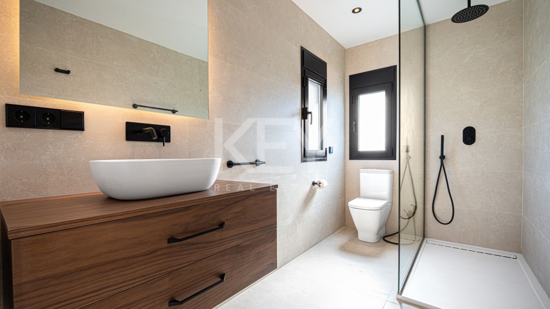 Luxurious south-facing villa with breathtaking sea views in Nagüeles, Marbella