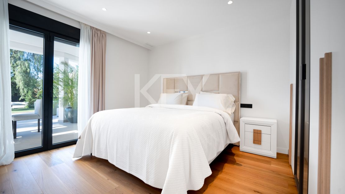 Luxurious south-facing villa with breathtaking sea views in Nagüeles, Marbella