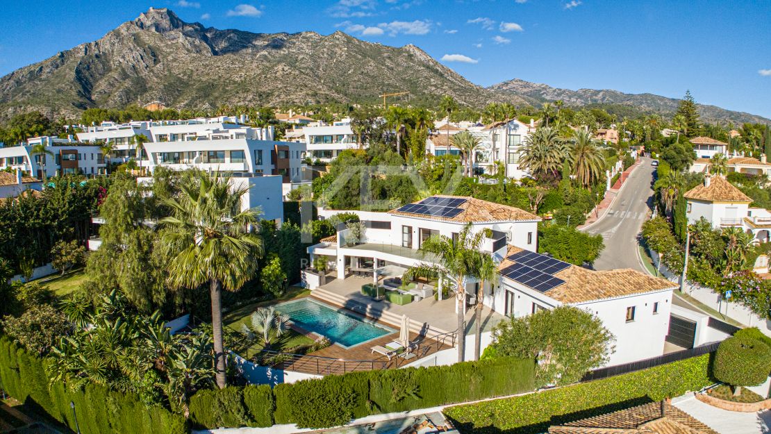 Luxurious south-facing villa with breathtaking sea views in Nagüeles, Marbella