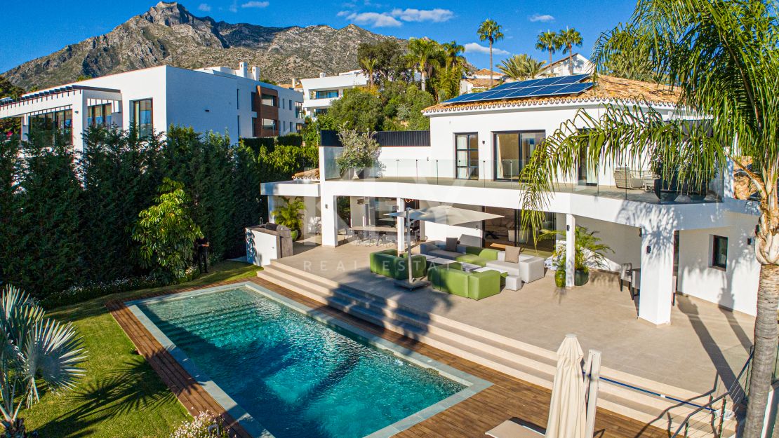 Luxurious south-facing villa with breathtaking sea views in Nagüeles, Marbella