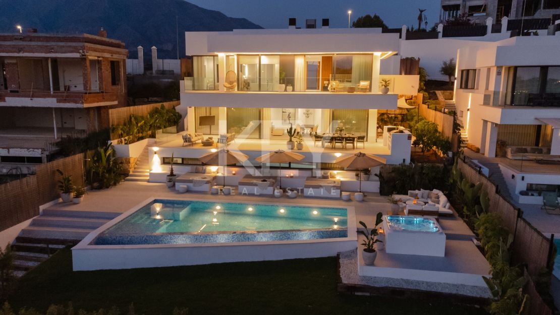 Elegante villa contemporánea con vistas panorámicas en Nueva Andalucía