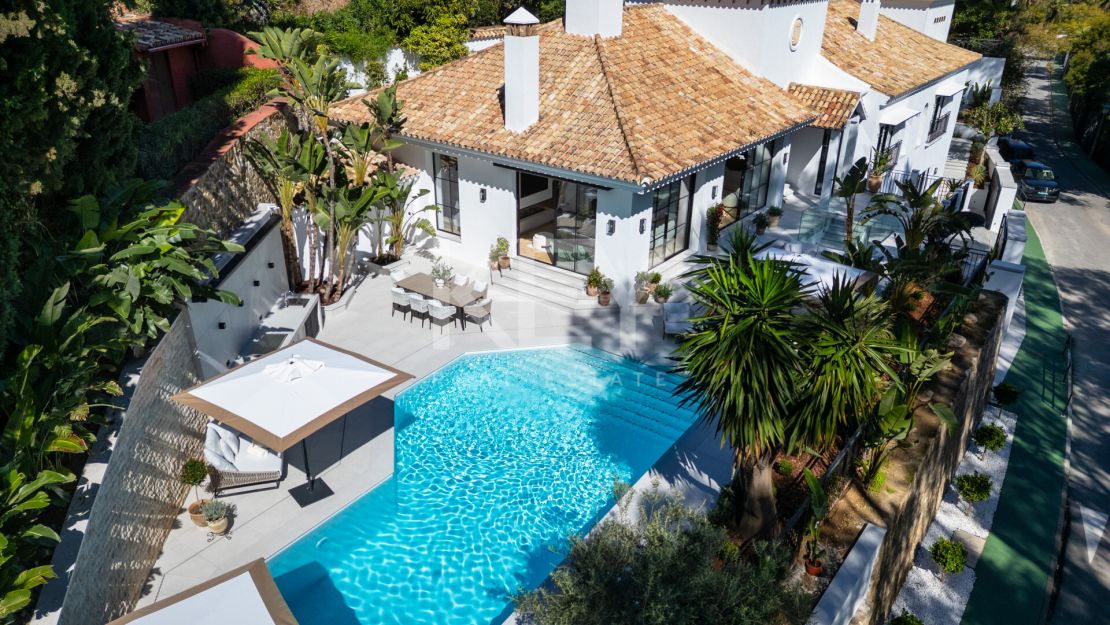 Frontline golf Villa with architectural elegance in El Herrojo, La Quinta