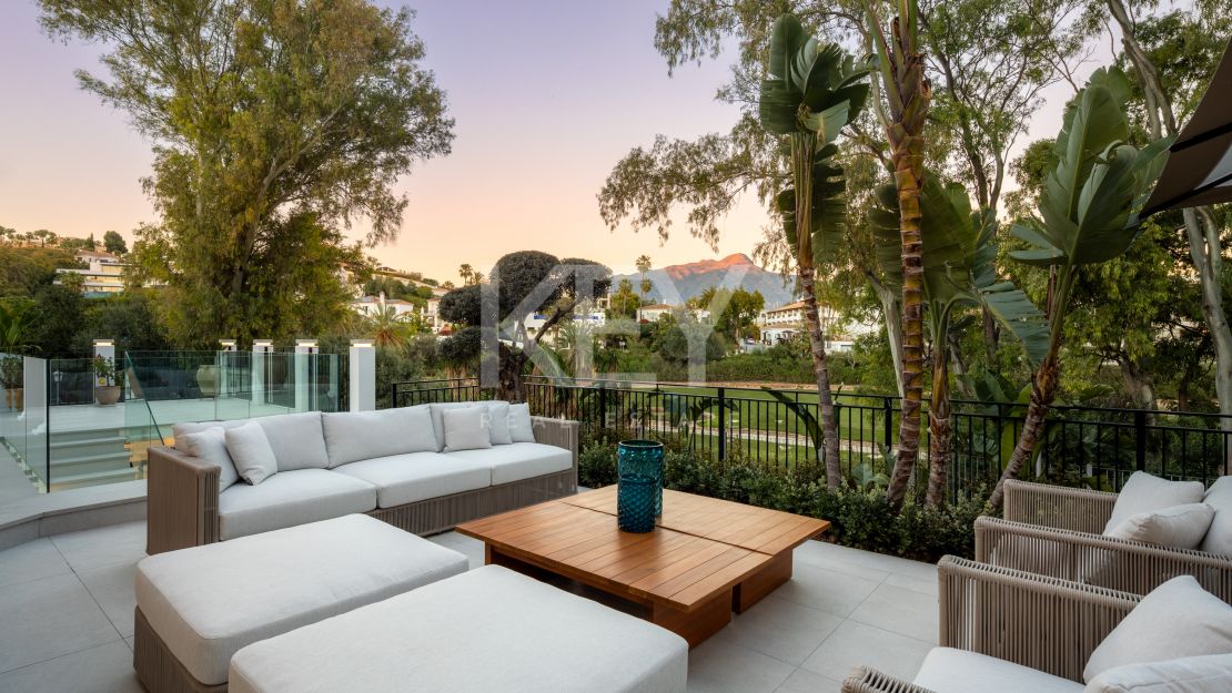 Фронтлайн-гольф вилла с архитектурной элегантностью в Эль Эррохо, Ла Кинта