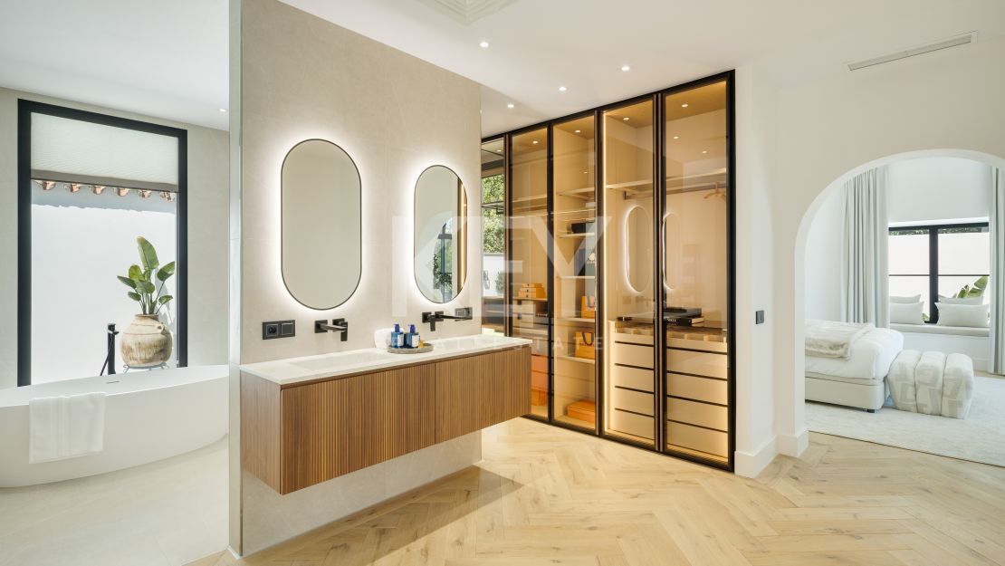 Фронтлайн-гольф вилла с архитектурной элегантностью в Эль Эррохо, Ла Кинта