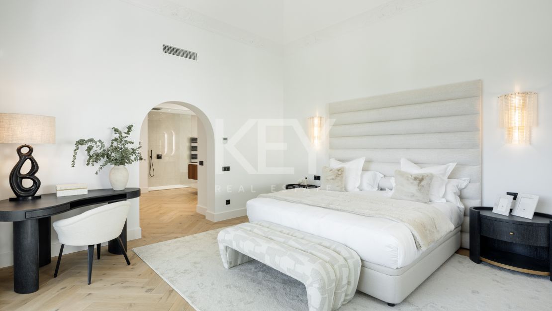 Фронтлайн-гольф вилла с архитектурной элегантностью в Эль Эррохо, Ла Кинта