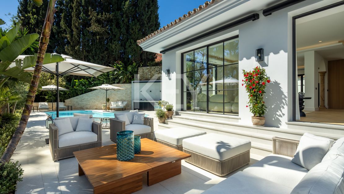 Фронтлайн-гольф вилла с архитектурной элегантностью в Эль Эррохо, Ла Кинта