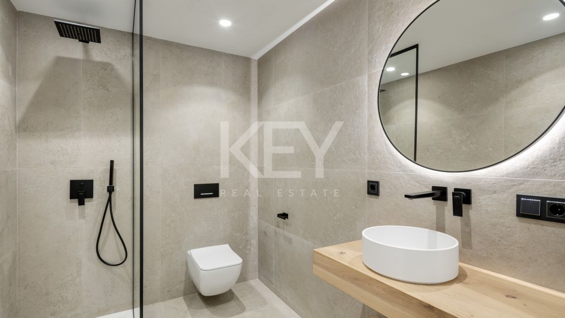 Фронтлайн-гольф вилла с архитектурной элегантностью в Эль Эррохо, Ла Кинта