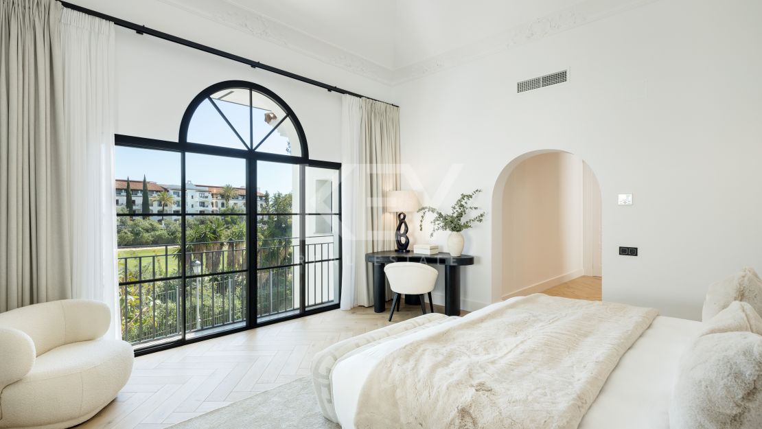 Фронтлайн-гольф вилла с архитектурной элегантностью в Эль Эррохо, Ла Кинта