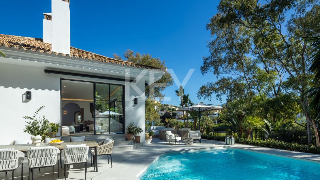 Фронтлайн-гольф вилла с архитектурной элегантностью в Эль Эррохо, Ла Кинта