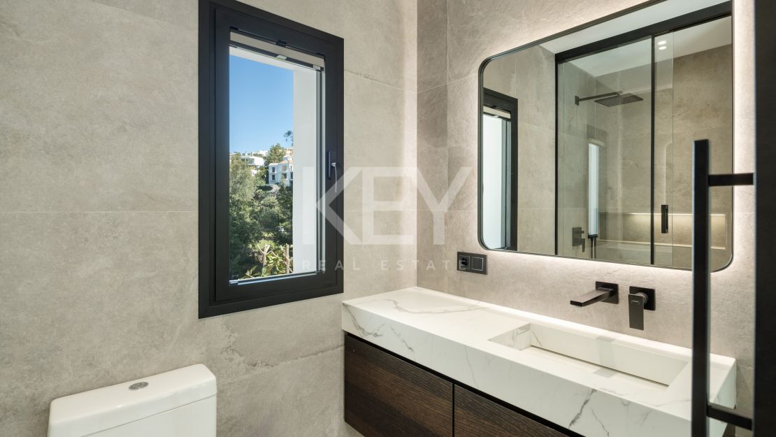 Фронтлайн-гольф вилла с архитектурной элегантностью в Эль Эррохо, Ла Кинта