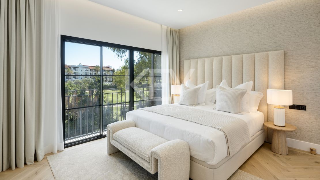 Фронтлайн-гольф вилла с архитектурной элегантностью в Эль Эррохо, Ла Кинта