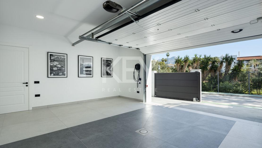 Фронтлайн-гольф вилла с архитектурной элегантностью в Эль Эррохо, Ла Кинта