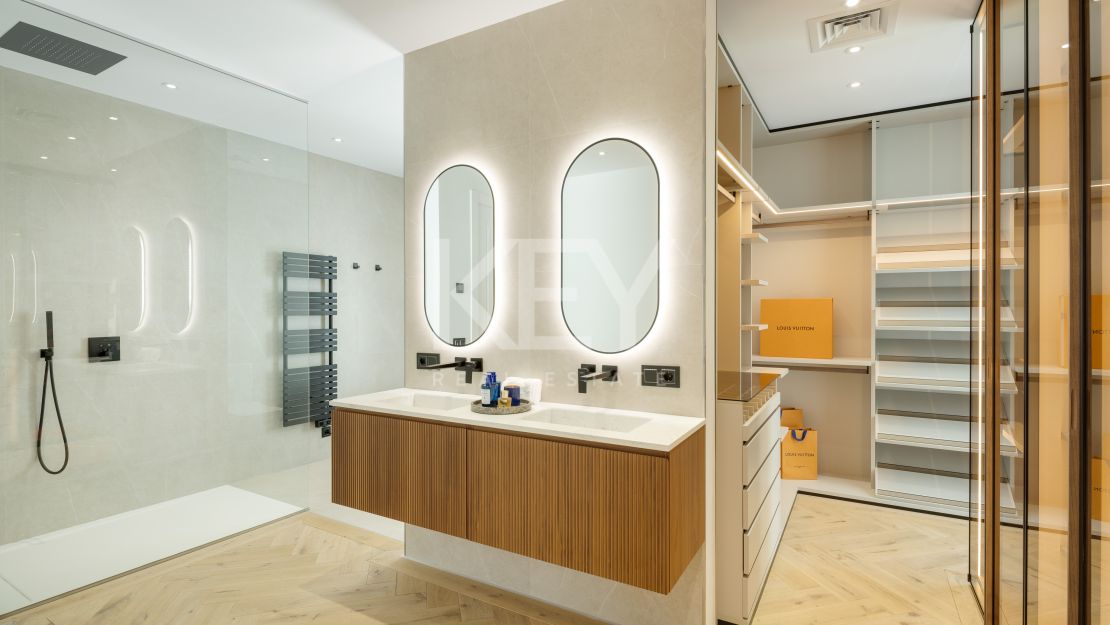 Фронтлайн-гольф вилла с архитектурной элегантностью в Эль Эррохо, Ла Кинта