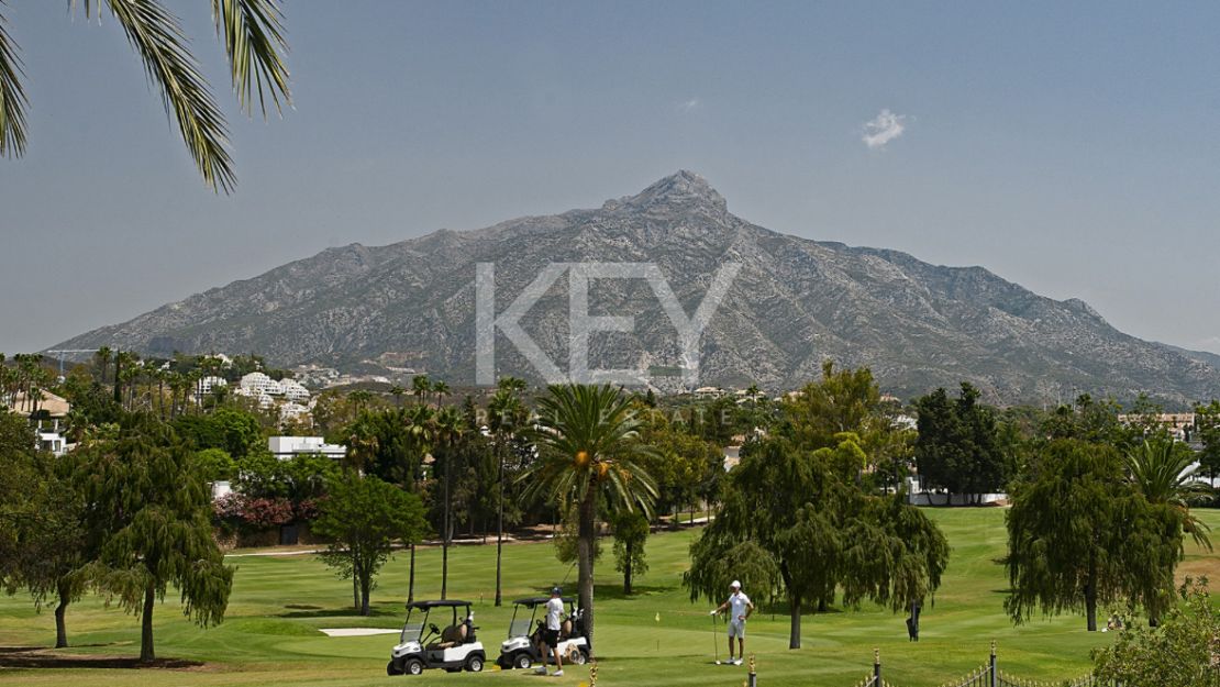 Ático dúplex renovado con vistas al golf y al mar en Las Alamandas, Nueva Andalucía