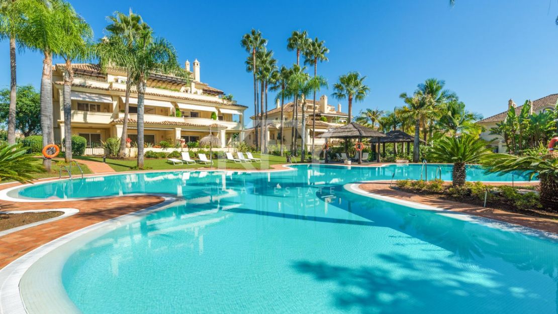 Ático dúplex renovado con vistas al golf y al mar en Las Alamandas, Nueva Andalucía