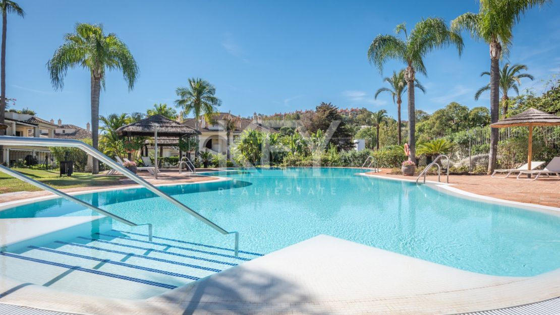 Ático dúplex renovado con vistas al golf y al mar en Las Alamandas, Nueva Andalucía