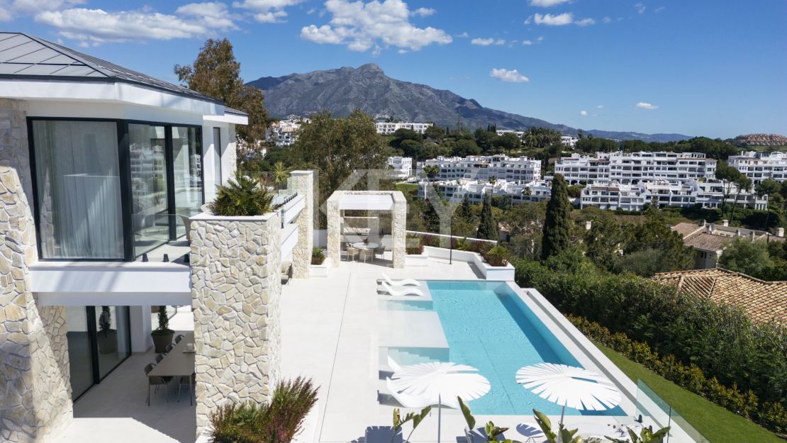 Moderna villa de cinco dormitorios con vistas al mar – nueva y eficiente energéticamente en La Quinta, Benahavís