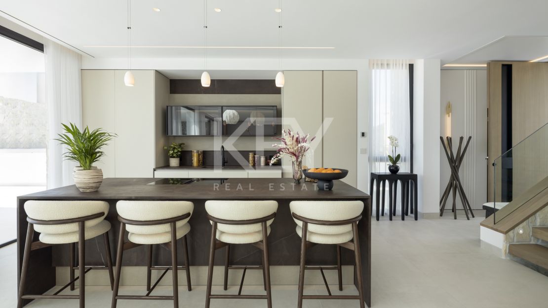 Moderna villa de cinco dormitorios con vistas al mar – nueva y eficiente energéticamente en La Quinta, Benahavís