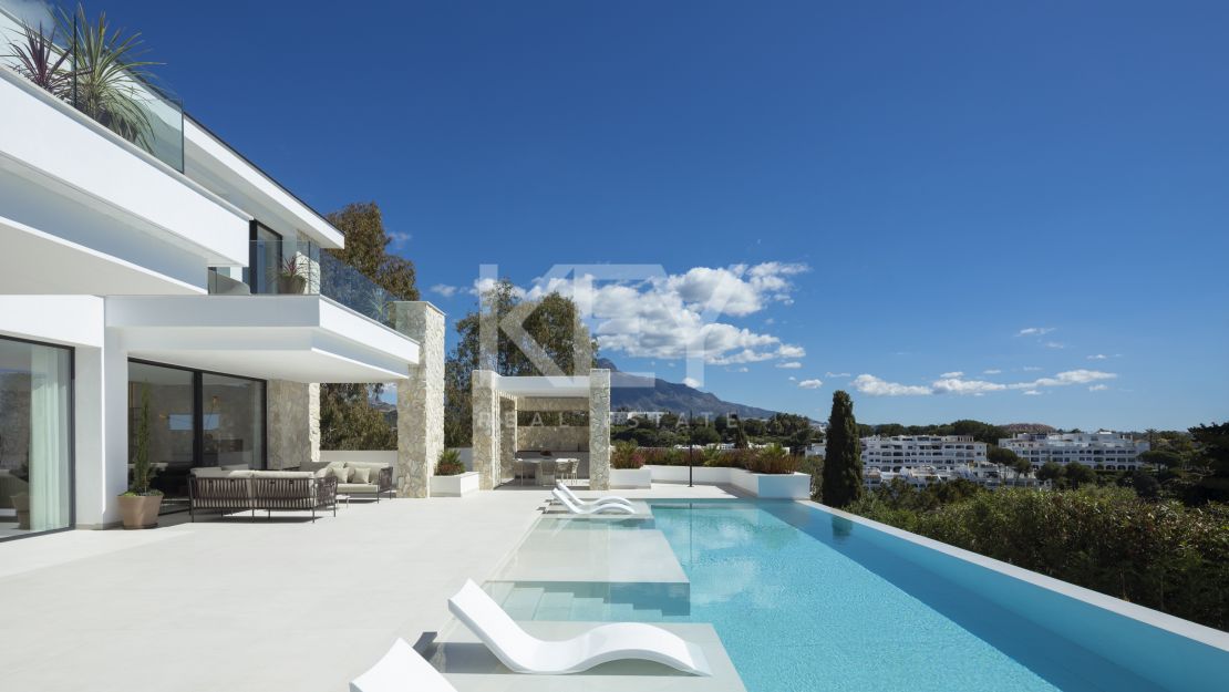 Moderna villa de cinco dormitorios con vistas al mar – nueva y eficiente energéticamente en La Quinta, Benahavís