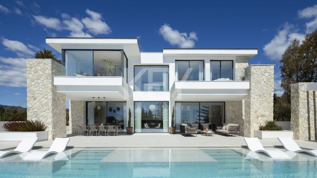 Moderna villa de cinco dormitorios con vistas al mar – nueva y eficiente energéticamente en La Quinta, Benahavís